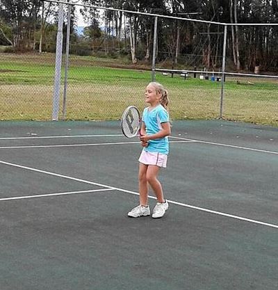 Jong tennisspelers leer vaardighede aan